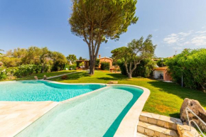 Villa con piscina immersa in un meraviglioso giardino - Wonderful Villa with pool and spacious garden Baja Sardinia